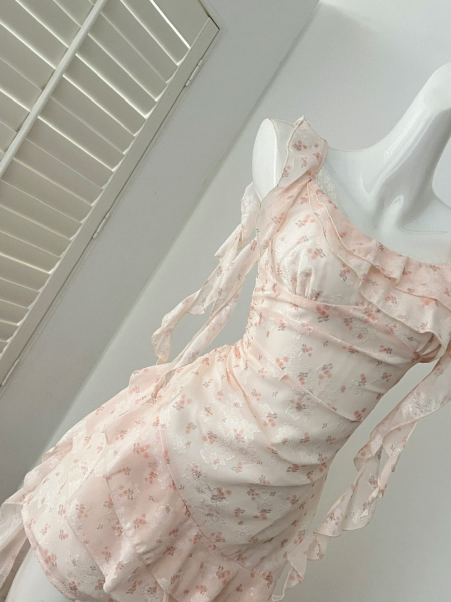 Vestido floral asimétrico, corto al frente y largo atrás Addison