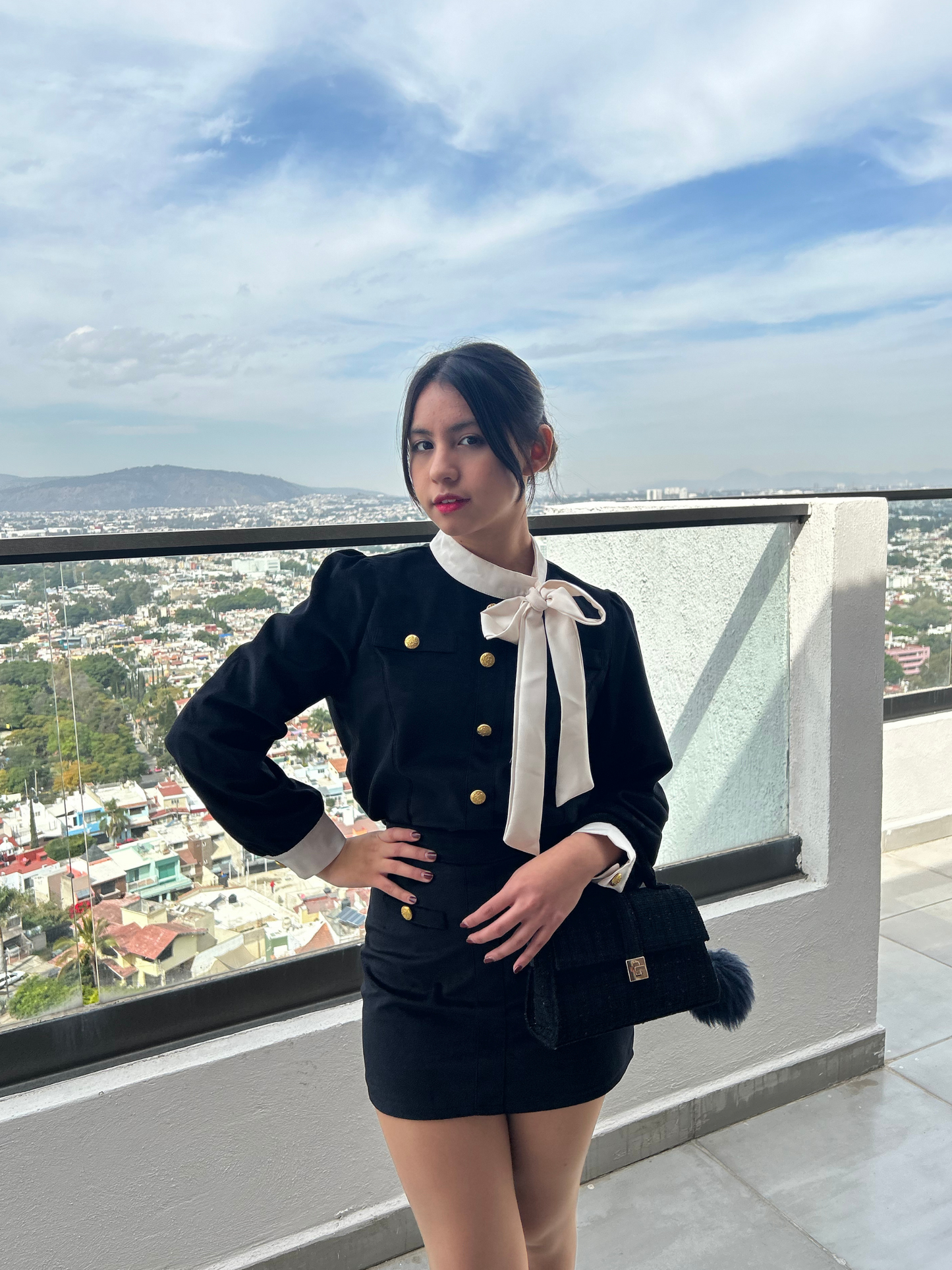 Set top y mini falda elegante con moño Gigi