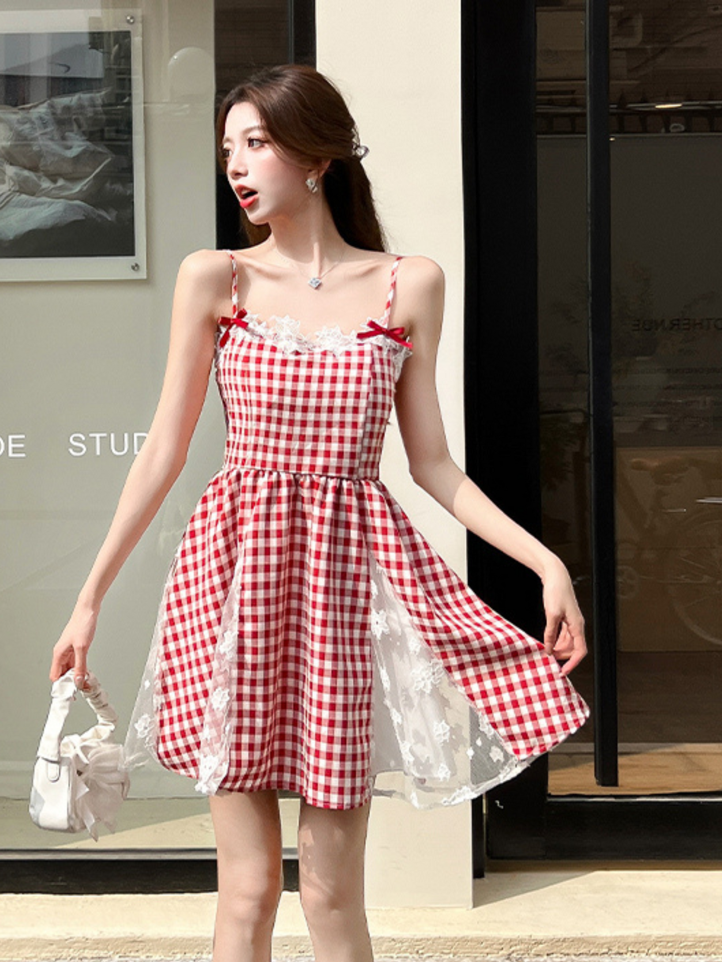 Vestido mini rojo con encaje romántico Ruby