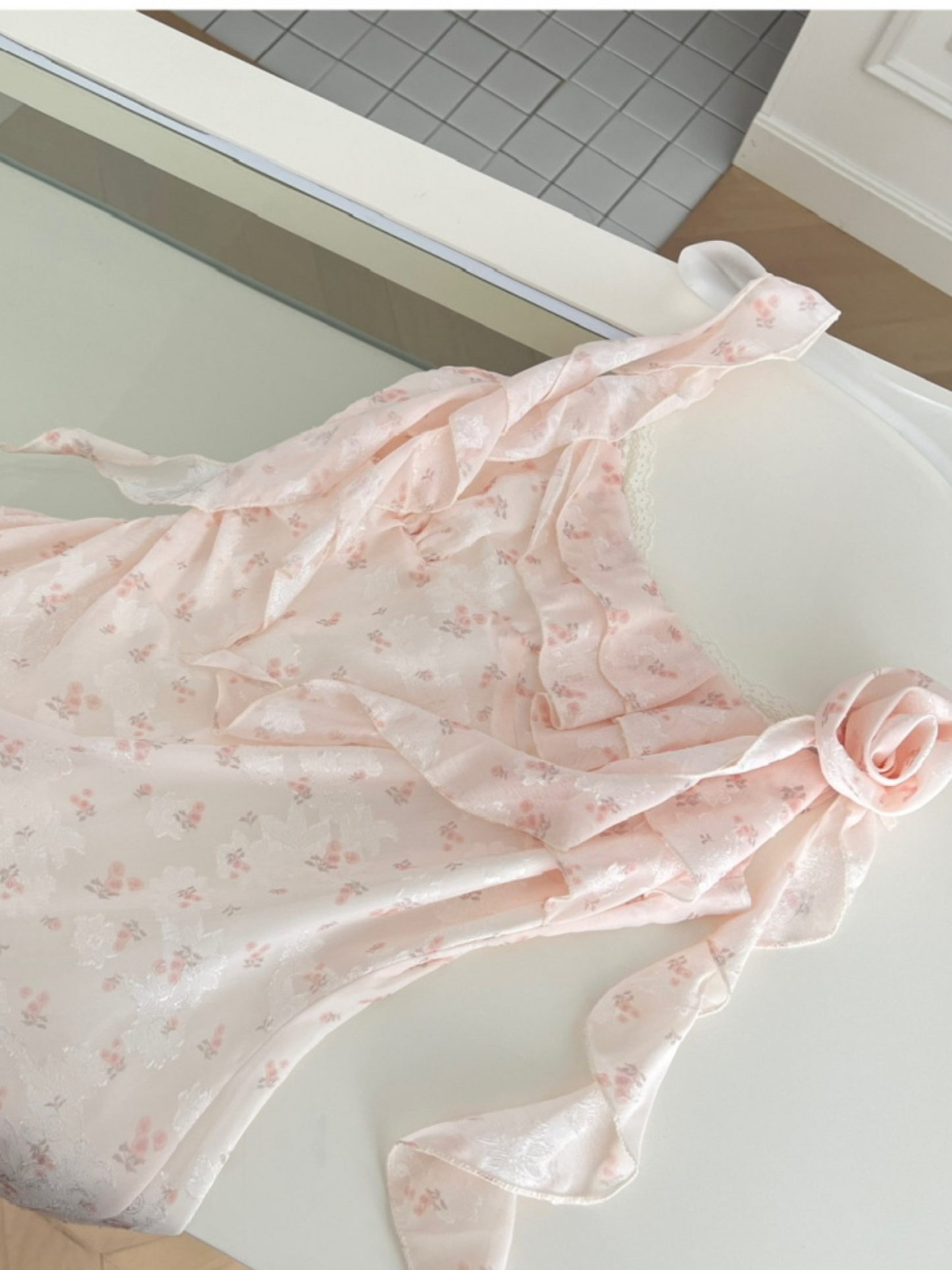 Vestido floral asimétrico, corto al frente y largo atrás Addison