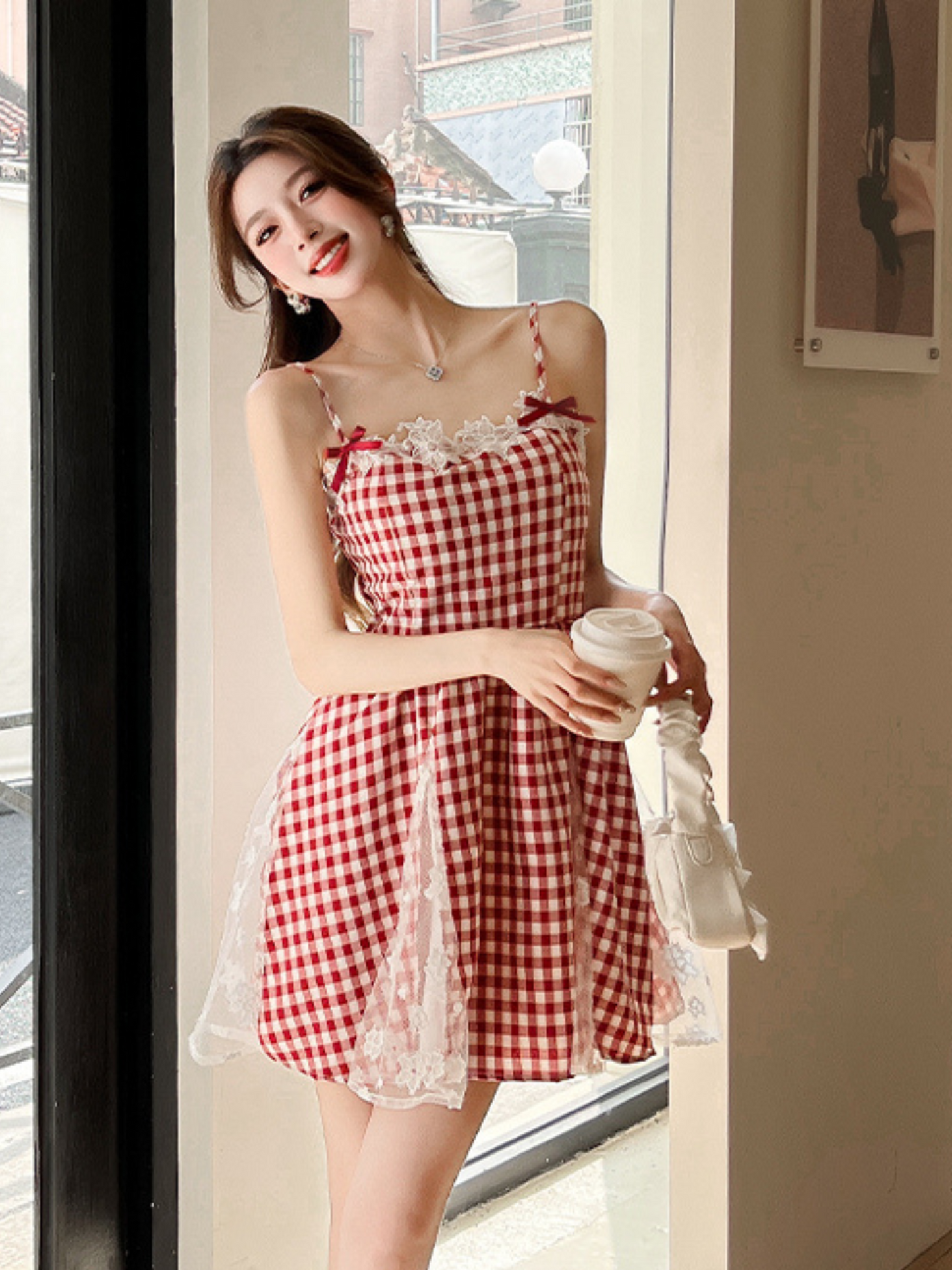 Vestido mini rojo con encaje romántico Ruby