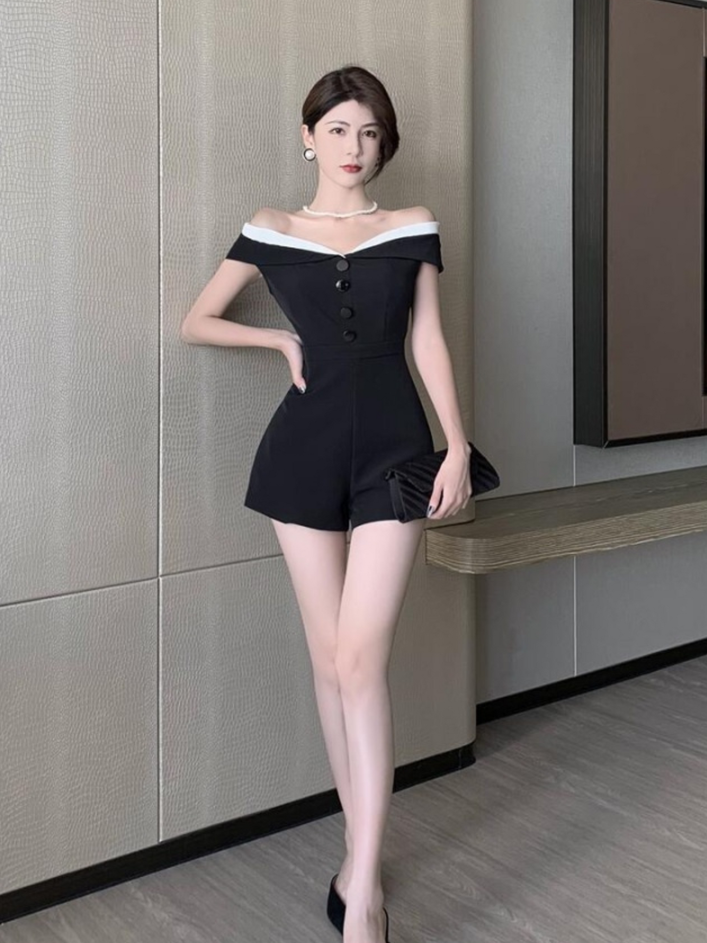 Jumpsuit corto elegante blanco y negro Moni