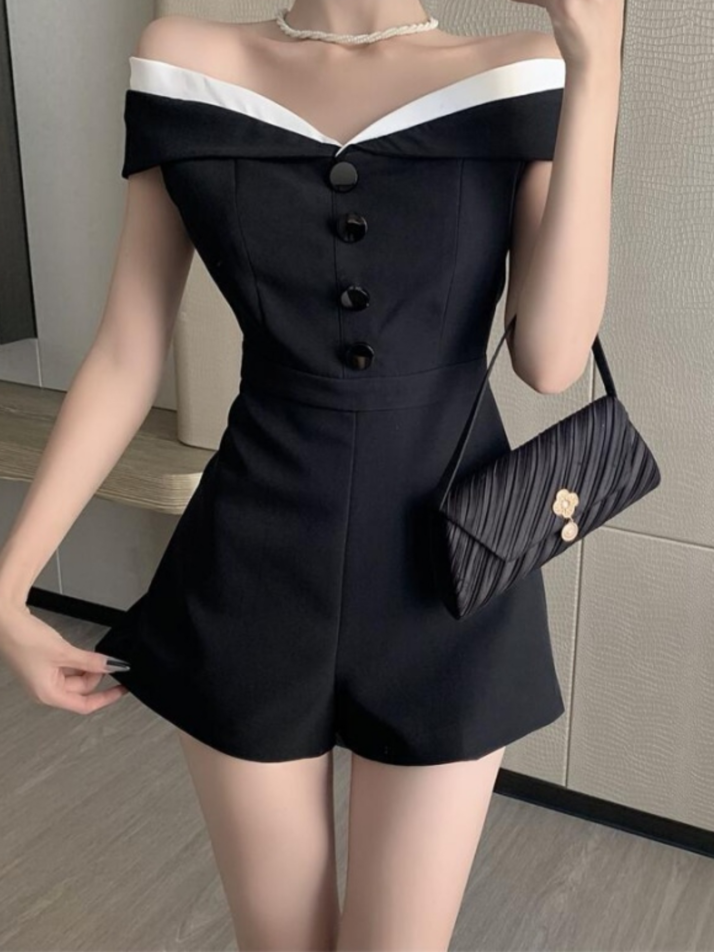 Jumpsuit corto elegante blanco y negro Moni