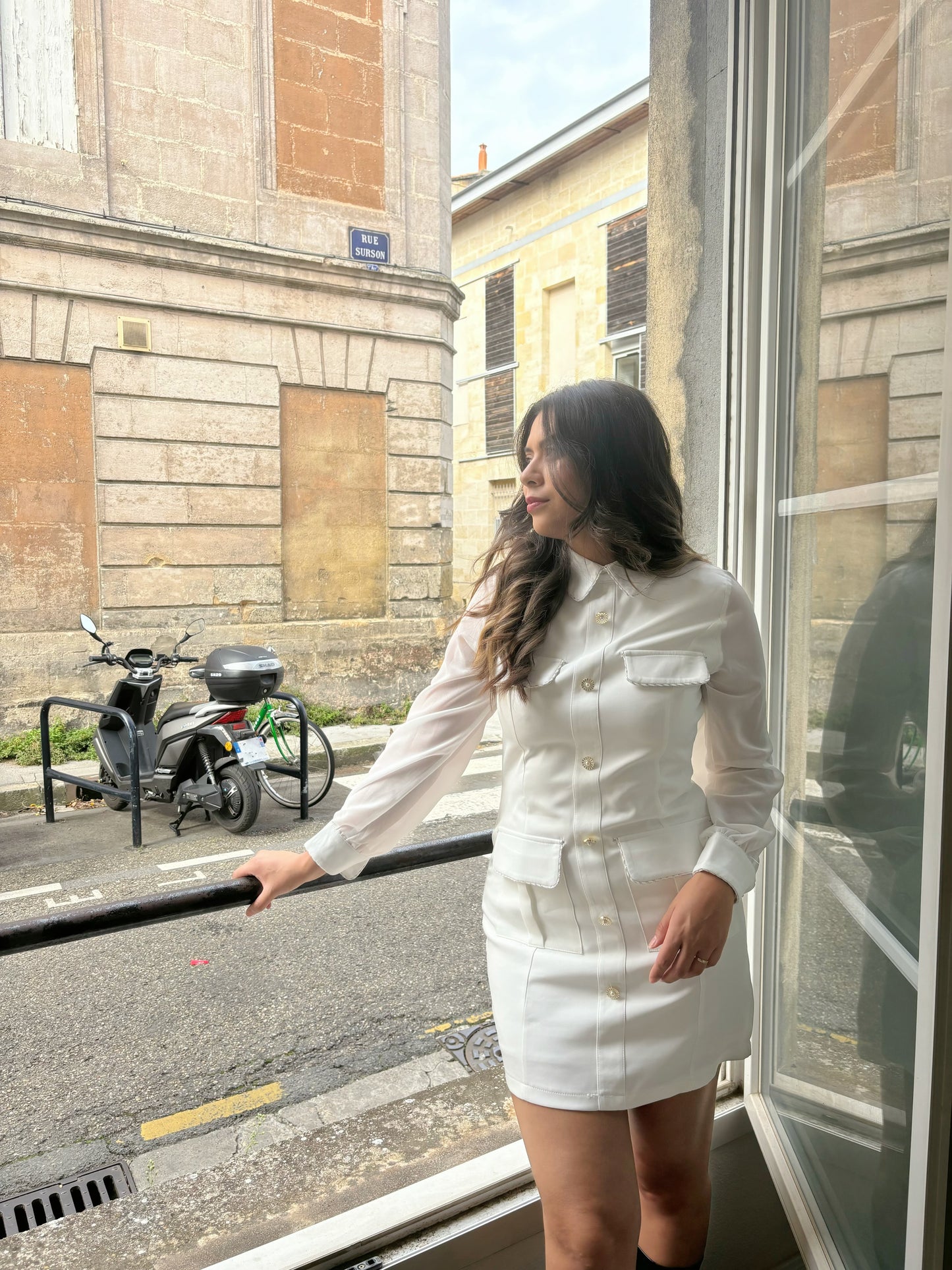 Vestido elegante de oficina blanco manga larga con botones Dana