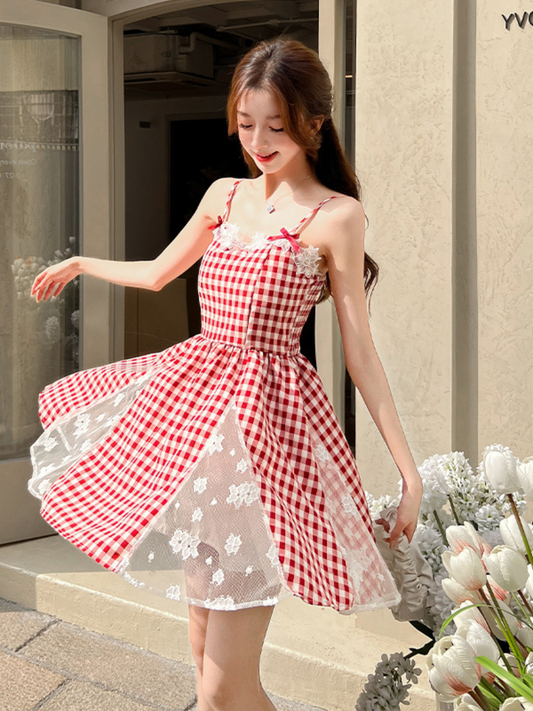 Vestido mini rojo con encaje romántico Ruby