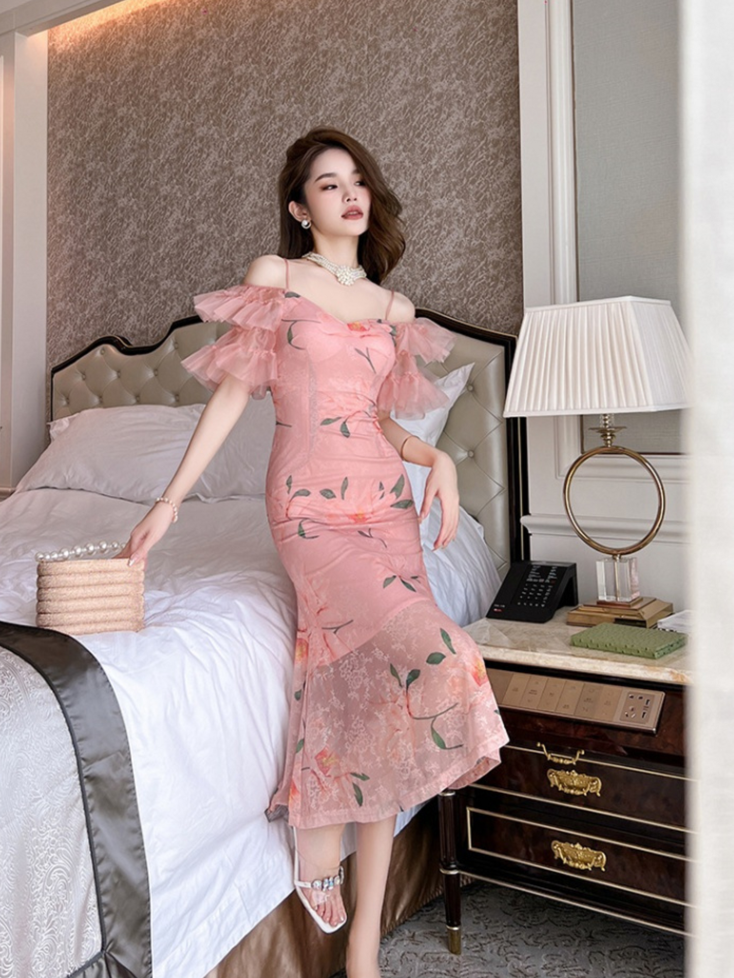 Vestido midi elegante floral rosa Merlina