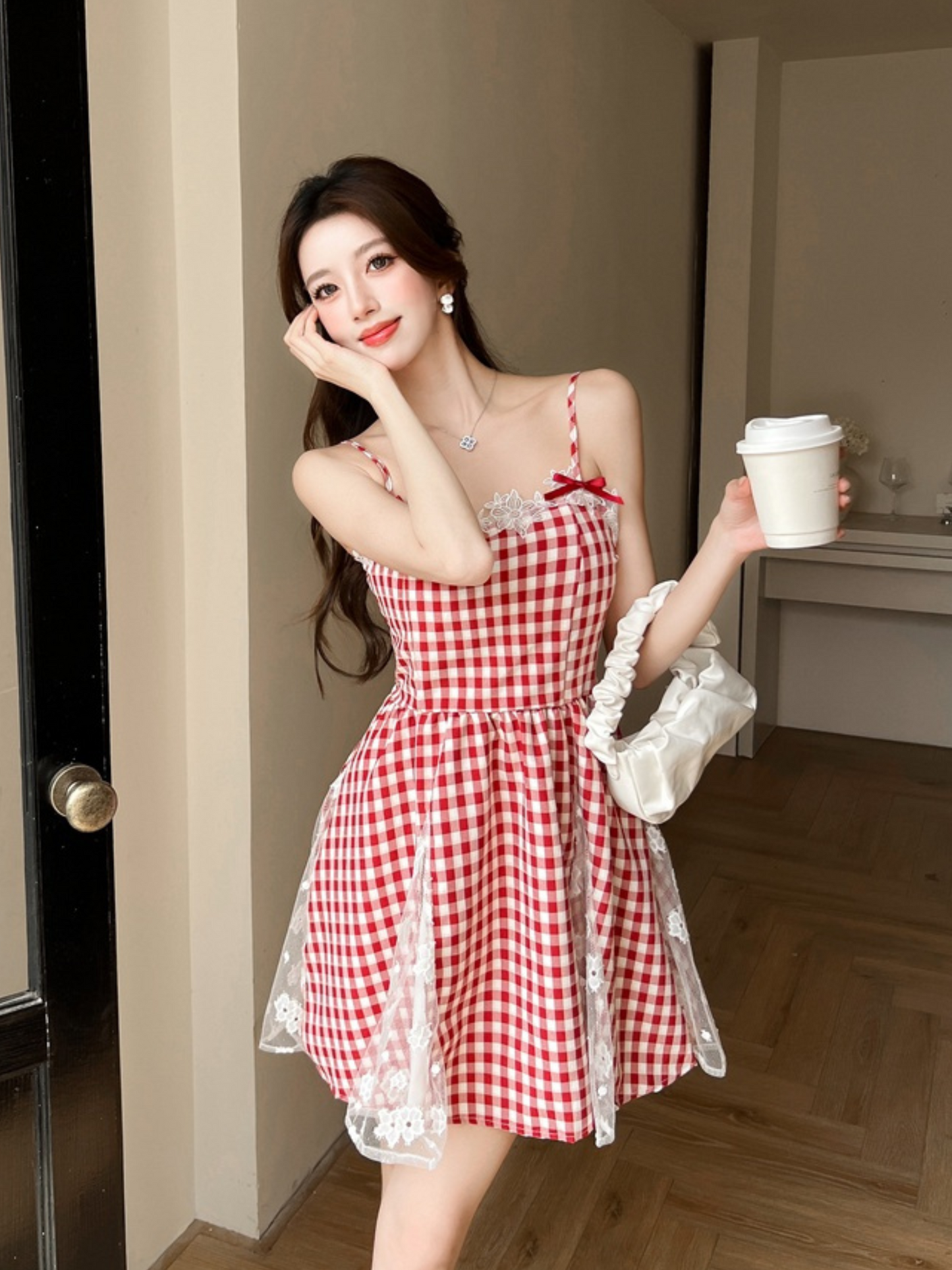 Vestido mini rojo con encaje romántico Ruby