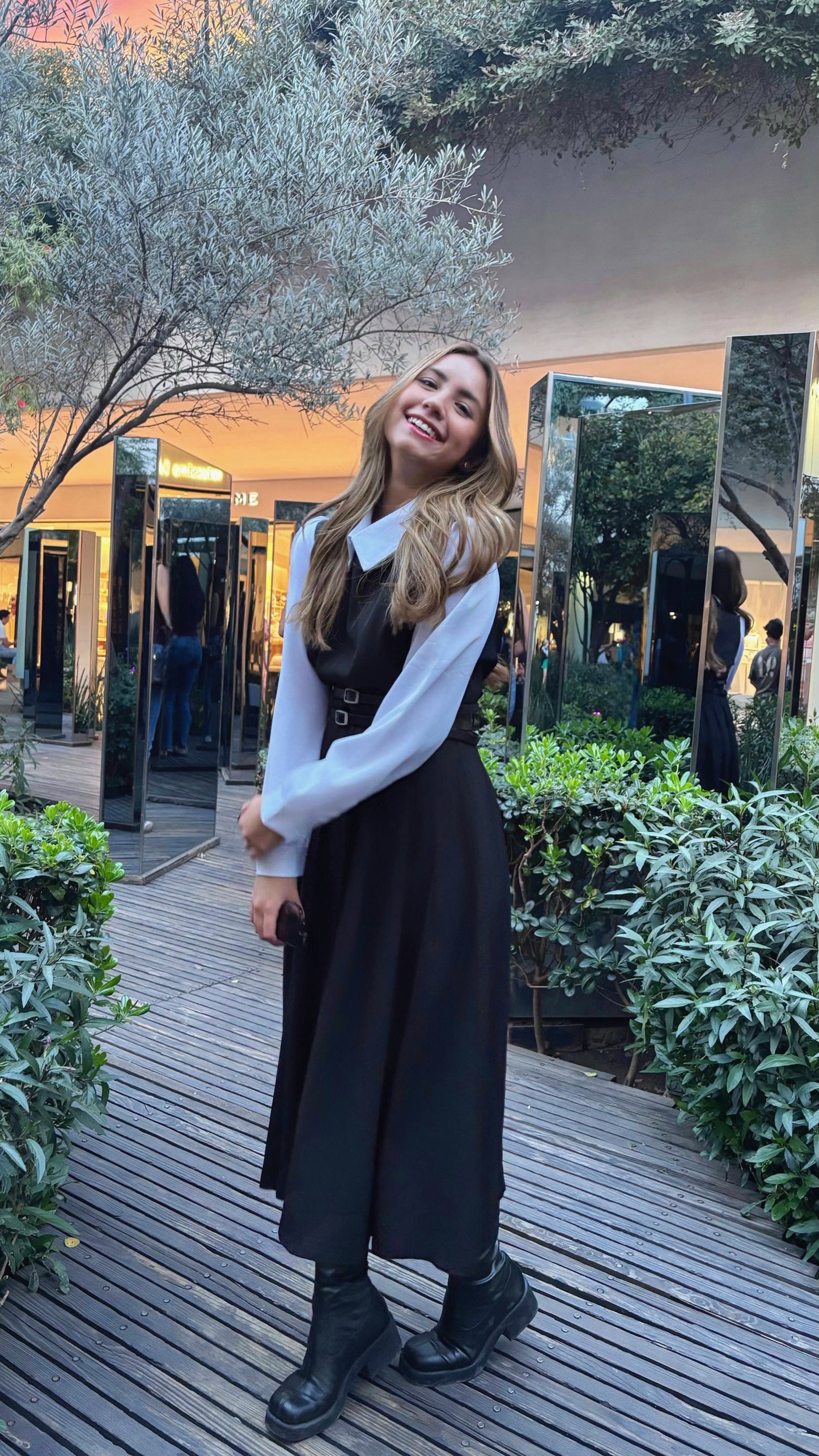 Vestido mini/maxi estilo preppy negro con camisa blanca y cinturón Jessie