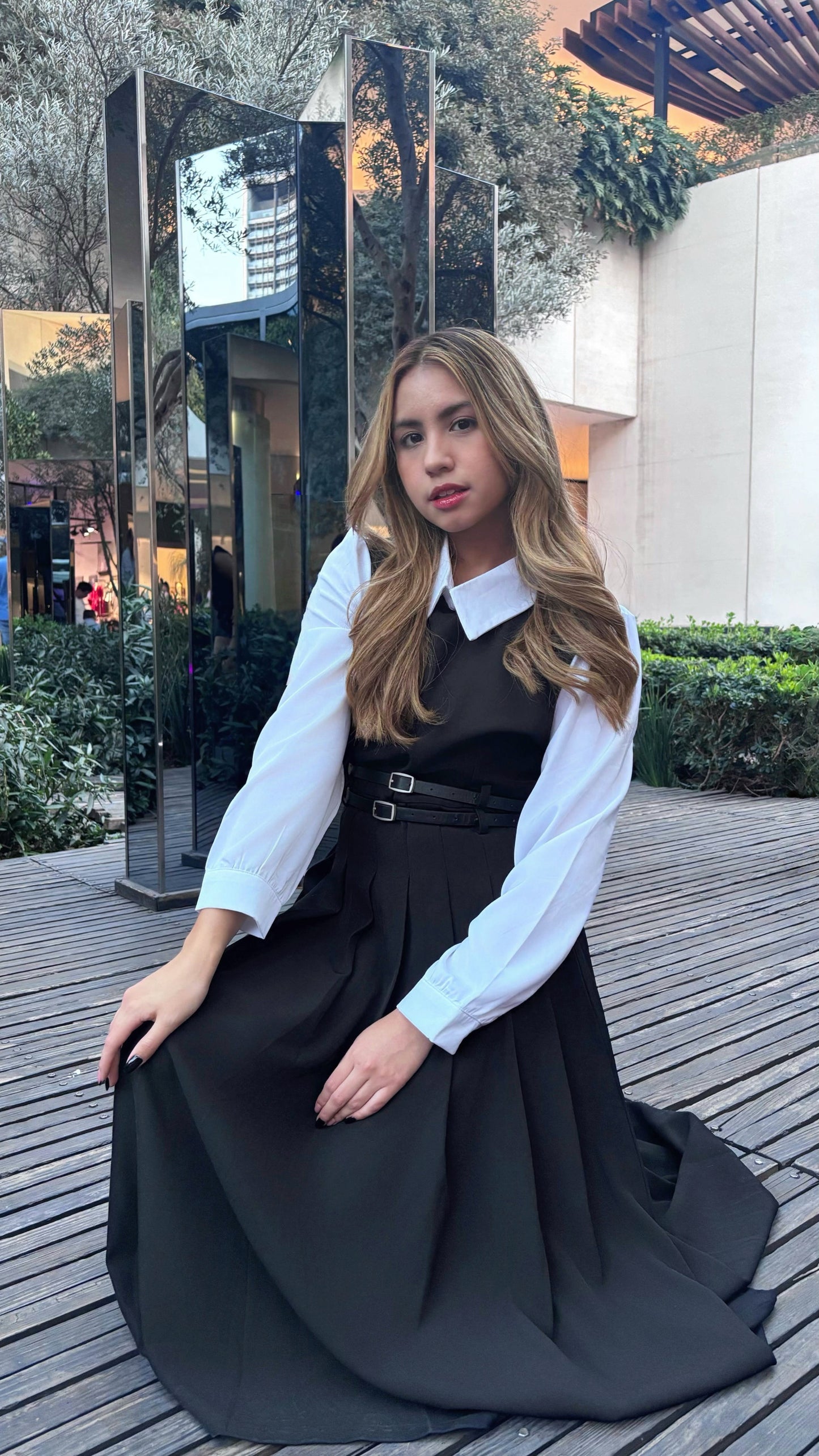 Vestido mini/maxi estilo preppy negro con camisa blanca y cinturón Jessie