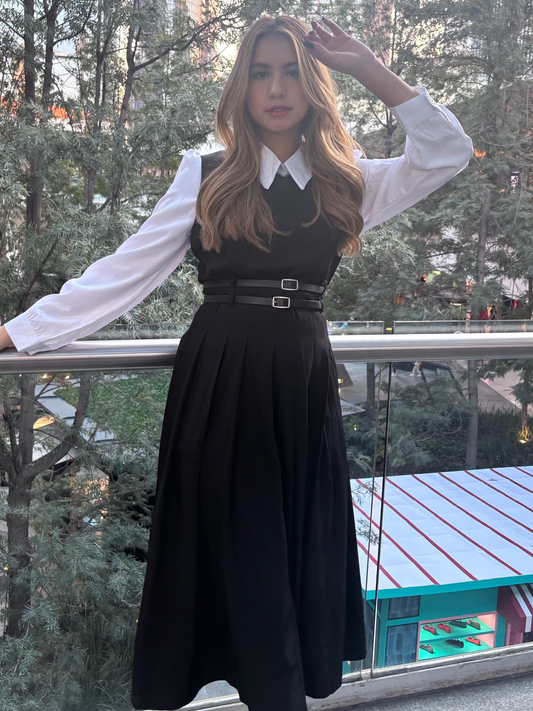 Vestido mini/maxi estilo preppy negro con camisa blanca y cinturón Jessie